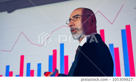 Foreign man giving a presentation 105309927