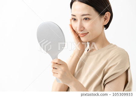 用手持鏡檢查您的皮膚 用手持鏡檢查您的皮膚 105309933
