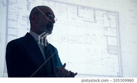 一名男子使用投影儀解釋策略的剪影 105309960