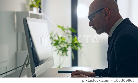 在辦公室使用電腦的外國商人 105309965