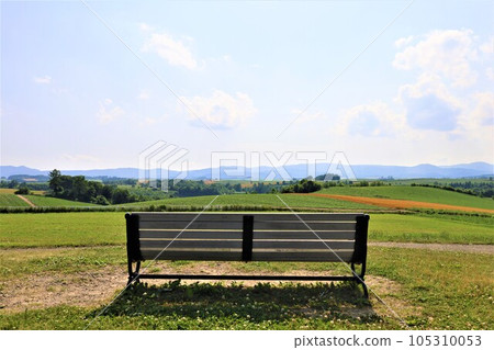 In Hokkaido in July, the scent of early summer felt in the hills of Biei, the mellow earth, and the town of the hills reminiscent of European country towns. In Hokkaido in July, the scent of early summer felt in the hills of Biei, the mellow earth, and the town of the hills reminiscent of European country towns. 105310053