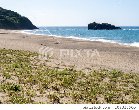 The scenery of the sandy beach of Hakuto Kaigan (Tottori City, Tottori Prefecture), the setting of "The White Rabbit of Inaba", and the blue Sea of Japan and Oginoshima Island in summer. 105310500