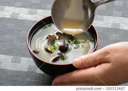 Shizumi miso soup 105311487