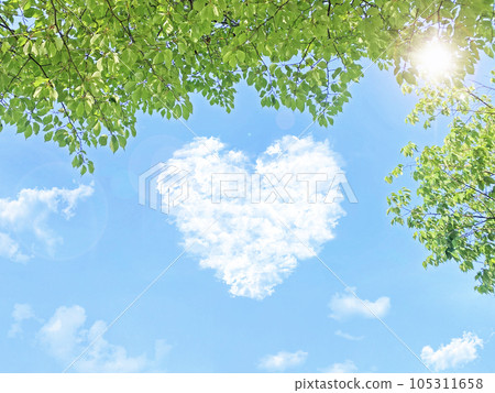 心形的雲朵漂浮在清新的綠色和藍色的天空中 心形的雲朵漂浮在清新的綠色和藍色的天空中 105311658