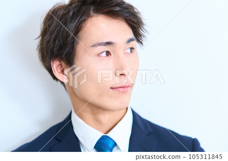 男士時尚西裝的年輕商人 105311845