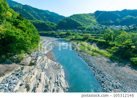 Looking at the Sakawa River 105312148