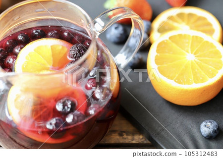 玻璃壺裡裝滿了草藥茶和大量新鮮水果 105312483