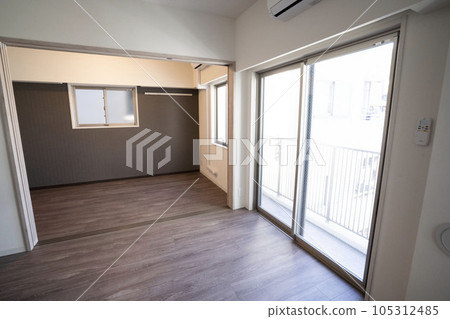 A clean one-room apartment, a sunny room, a room in an apartment with beautiful flooring 105312485