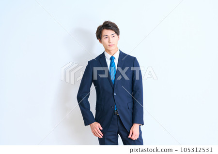 男士時尚西裝的年輕商人 105312531