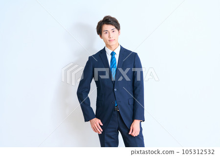 男士時尚西裝的年輕商人 105312532
