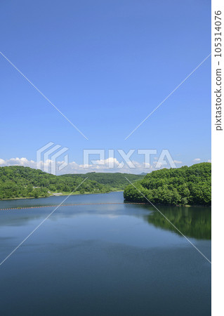 Lake Sahoro and Sahoro Dam in the blue sky 105314076