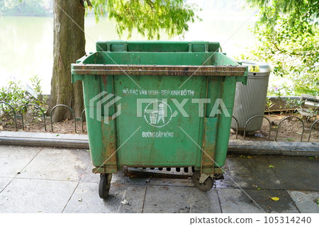 A trash can on Hoan Kiem Lake (Vietnamese: Hồ Hoàn Kiếm) 105314240
