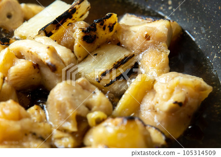 剩下的烤雞肉串(Negima)重拍烹飪場景。在煎鍋中加入高湯煮沸,使雞蛋粘在一起。 剩下的烤雞肉串(Negima)重拍烹飪場景。在煎鍋中加入高湯煮沸,使雞蛋粘在一起。 105314509