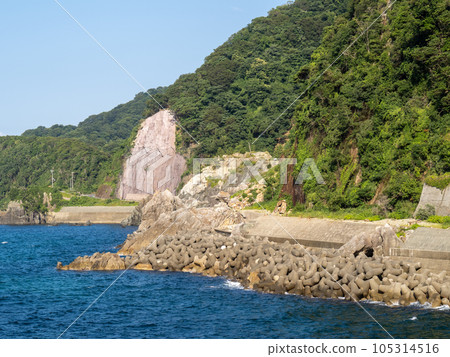 夏季的日本海(山陰海岸)平靜的景色。 7月拍攝的兵庫縣三方郡新溫泉町的海灘。 夏季的日本海(山陰海岸)平靜的景色。 7月拍攝的兵庫縣三方郡新溫泉町的海灘。 105314516
