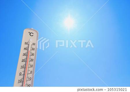 藍色背景與藍天下的溫度計 藍色背景與藍天下的溫度計 105315021