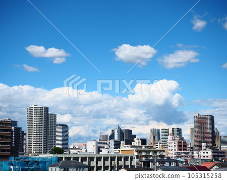 埼玉縣川口市荒川堤的風景（城市上空漂浮的白雲） 105315258