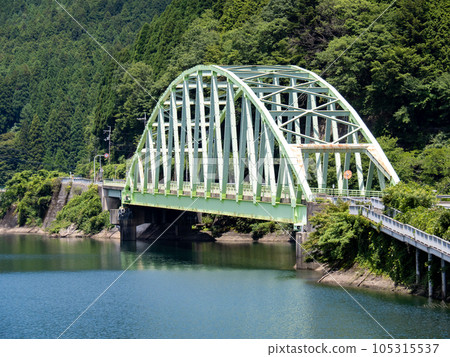 Scenery of Lake Onzui (artificial lake of Hikihara Dam) and Shin-Mikuyasu Bridge (National Route 29) in summer. (Shiso City, Hyogo Prefecture) Scenery of Lake Onzui (artificial lake of Hikihara Dam) and Shin-Mikuyasu Bridge (National Route 29) in summer. (Shiso City, Hyogo Prefecture) 105315537