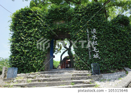 台灣淡水紅毛城出入口綠樹成蔭 105315646
