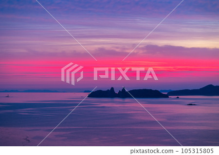 The sky and sea dyed in the sunset of Kagura Island The sky and sea dyed in the sunset of Kagura Island 105315805