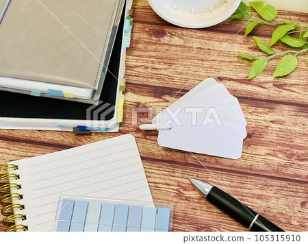 Stationery on the desk (word book, notebook, sticky note, notebook) 105315910