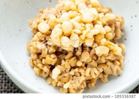 Natto arrangement. Hikiwari natto topped with tenkasu. Natto arrangement. Hikiwari natto topped with tenkasu. 105316387