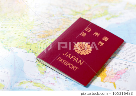 世界地圖上的 10 年護照 世界地圖上的 10 年護照 105316488