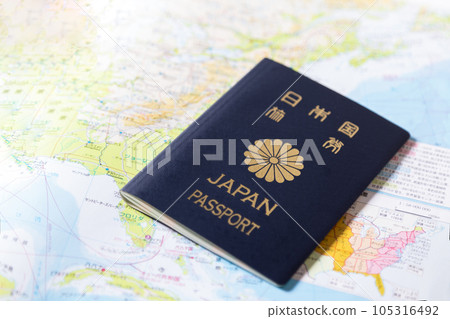 世界地圖上的 5 年護照 世界地圖上的 5 年護照 105316492