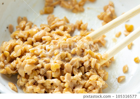 Mix the hikiwari natto with chopsticks. 105316577