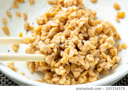 Mix the hikiwari natto with chopsticks. (left handed) 105316578