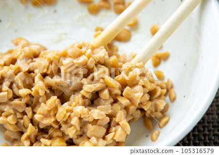 用筷子將引割納豆攪拌均勻。 105316579