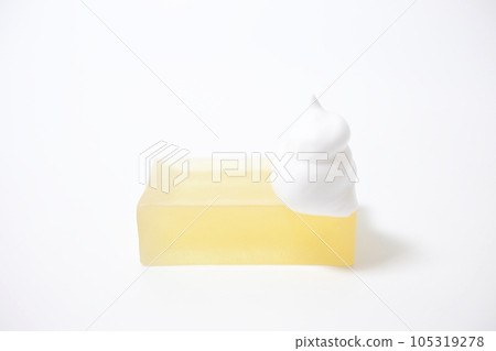 白色背景上拍攝的半透明肥皂和泡沫 白色背景上拍攝的半透明肥皂和泡沫 105319278