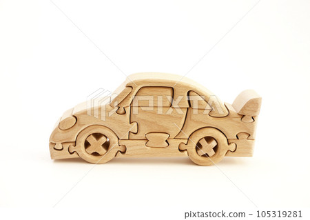 在白色背景上拍攝的木製三維汽車拼圖 105319281