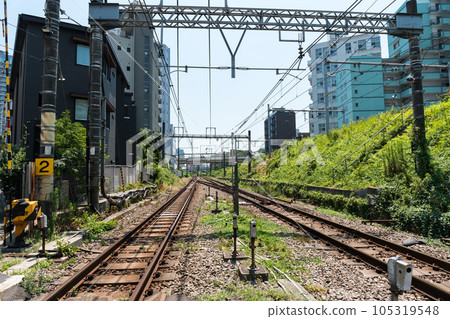 東京都澀谷區千馱谷區湘南新宿線、埼京線代代木站附近夏季藍天 105319548