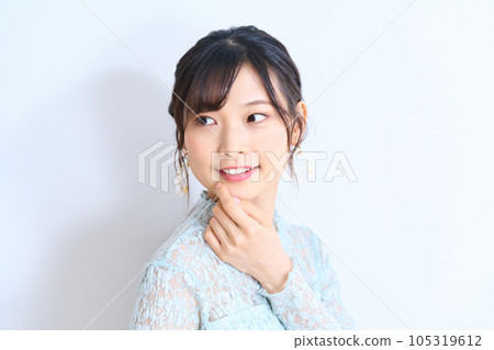 穿便服的年輕女性透視時尚 105319612