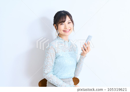 穿便服的年輕女性透視時尚 105319621