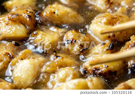 The remaining yakitori (bonjiri) remake cooking scene. Boil in a frying pan with dashi stock to bind the egg. The remaining yakitori (bonjiri) remake cooking scene. Boil in a frying pan with dashi stock to bind the egg. 105320116