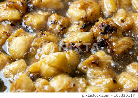 The remaining yakitori (bonjiri) remake cooking scene. Boil in a frying pan with dashi stock to bind the egg. 105320117