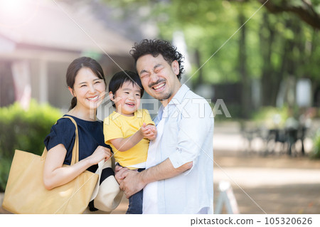 逆光下夏日全家出遊,與大家一起歡笑的畫面 逆光下夏日全家出遊,與大家一起歡笑的畫面 105320626