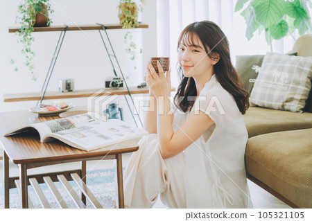 在客廳喝咖啡的女人 105321105