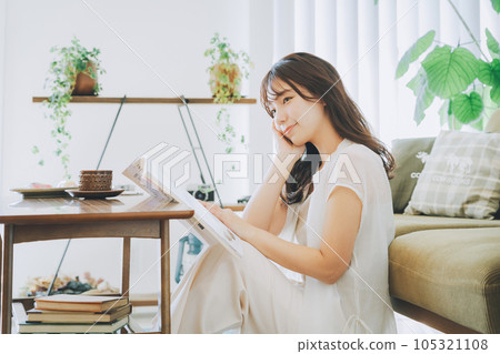 在客廳裡看雜誌的女人 105321108