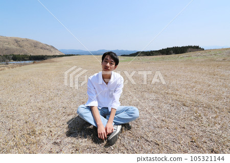 A man sitting on the vast Kyushu prairie 105321144