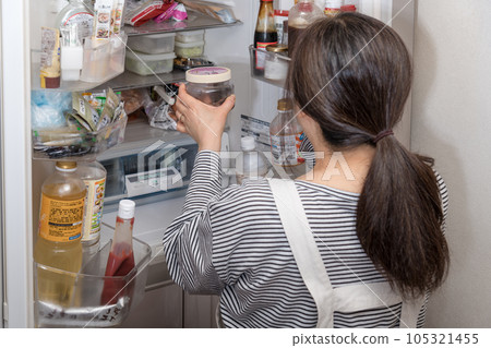[A housewife takes out a pickled plum from the refrigerator] 105321455
