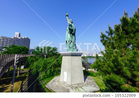 從台場海濱公園的觀景台看到的自由女神像,也被稱為台場女神 從台場海濱公園的觀景台看到的自由女神像,也被稱為台場女神 105322009