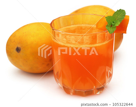 Mango juice with sliced fruit Mango juice with sliced fruit 105322644