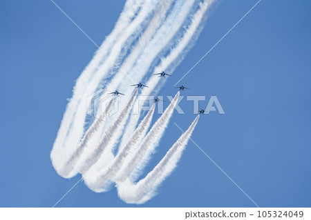 藍天上飛翔的松島空軍基地的藍色脈衝號 宮城縣東松島市 105324049