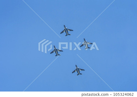 藍天上飛翔的松島空軍基地的藍色脈衝號 宮城縣東松島市 藍天上飛翔的松島空軍基地的藍色脈衝號 宮城縣東松島市 105324062