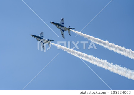藍天上飛翔的松島空軍基地的藍色脈衝號 宮城縣東松島市 藍天上飛翔的松島空軍基地的藍色脈衝號 宮城縣東松島市 105324063