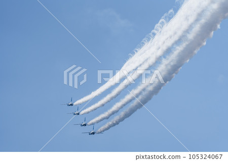 藍天上飛翔的松島空軍基地的藍色脈衝號 宮城縣東松島市 藍天上飛翔的松島空軍基地的藍色脈衝號 宮城縣東松島市 105324067