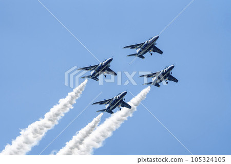 藍天上飛翔的松島空軍基地的藍色脈衝號 宮城縣東松島市 105324105