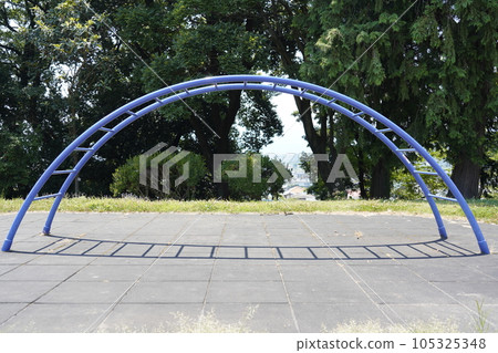Playground equipment (arch ladder) in Zama Park 105325348